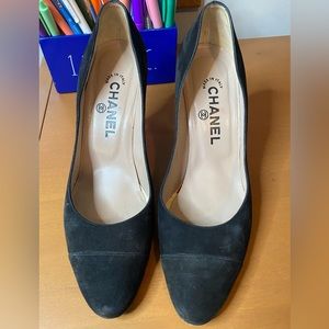 Chanel Black interlocking CC logo suede pumps